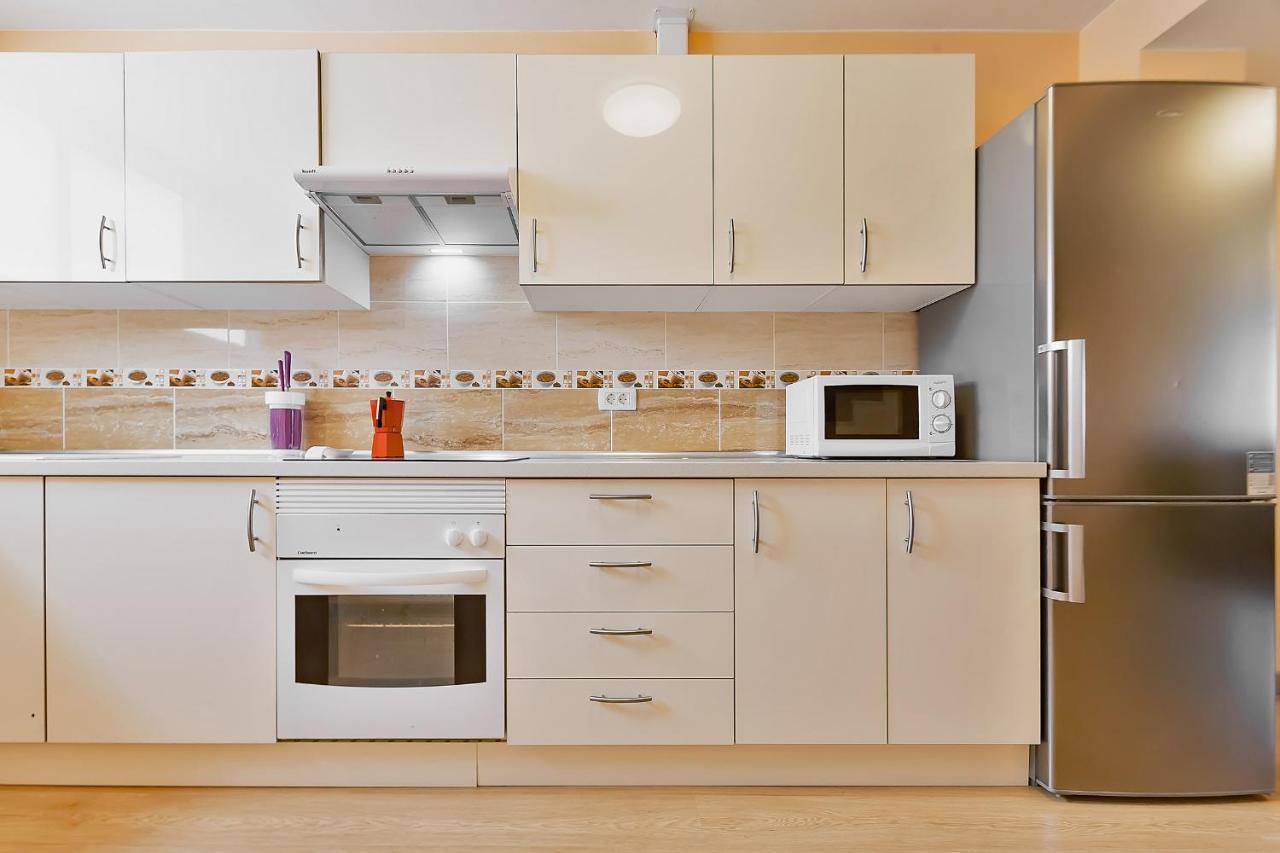 Yellow 3 Bedroom Large Apartment For 10 Guests Адехе Екстериор снимка
