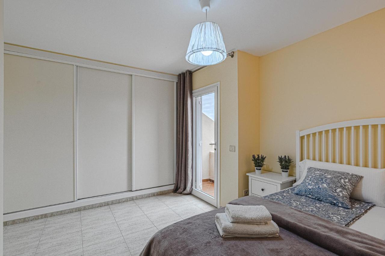 Yellow 3 Bedroom Large Apartment For 10 Guests Адехе Екстериор снимка