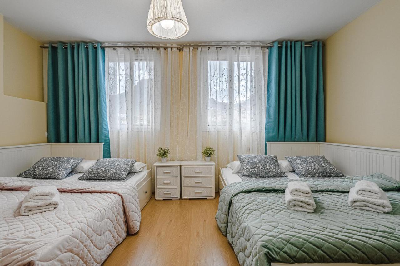Yellow 3 Bedroom Large Apartment For 10 Guests Адехе Екстериор снимка