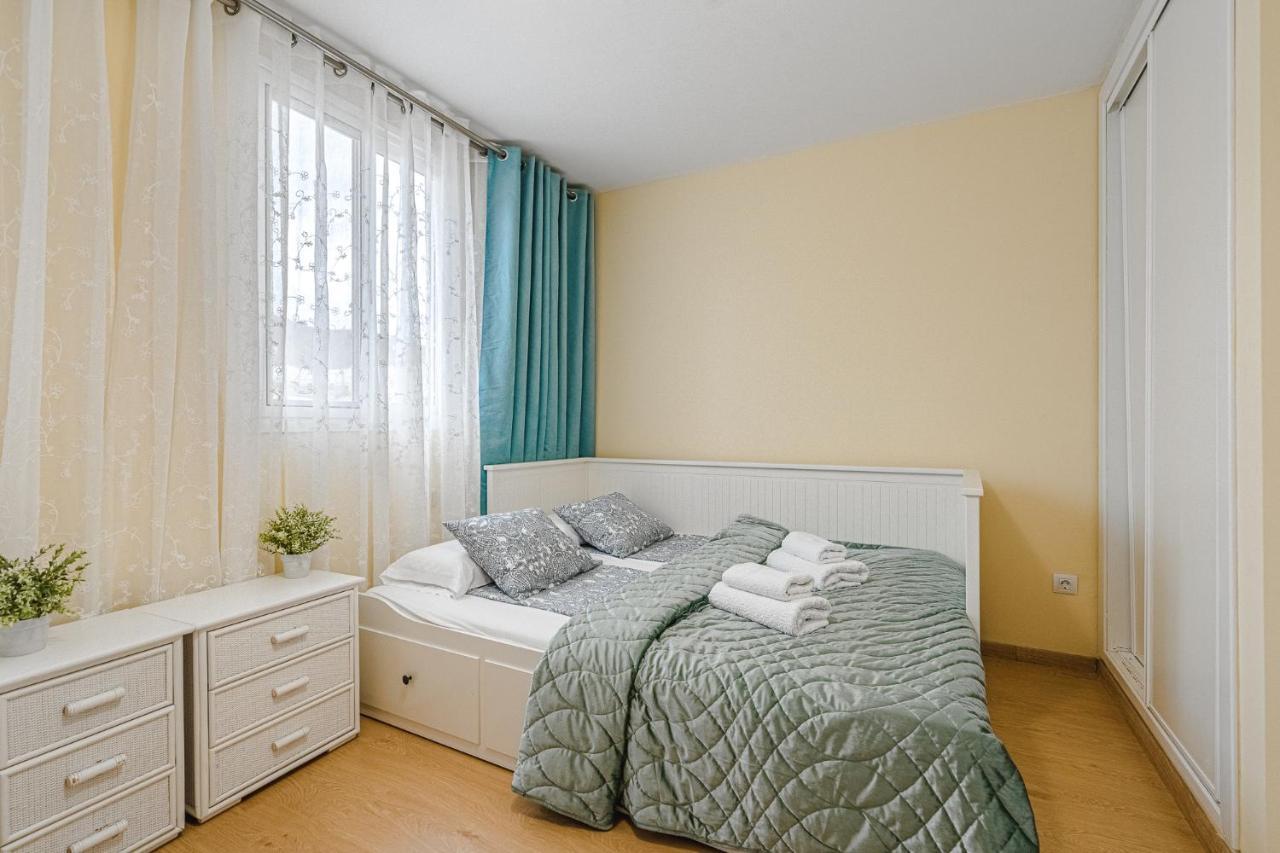 Yellow 3 Bedroom Large Apartment For 10 Guests Адехе Екстериор снимка