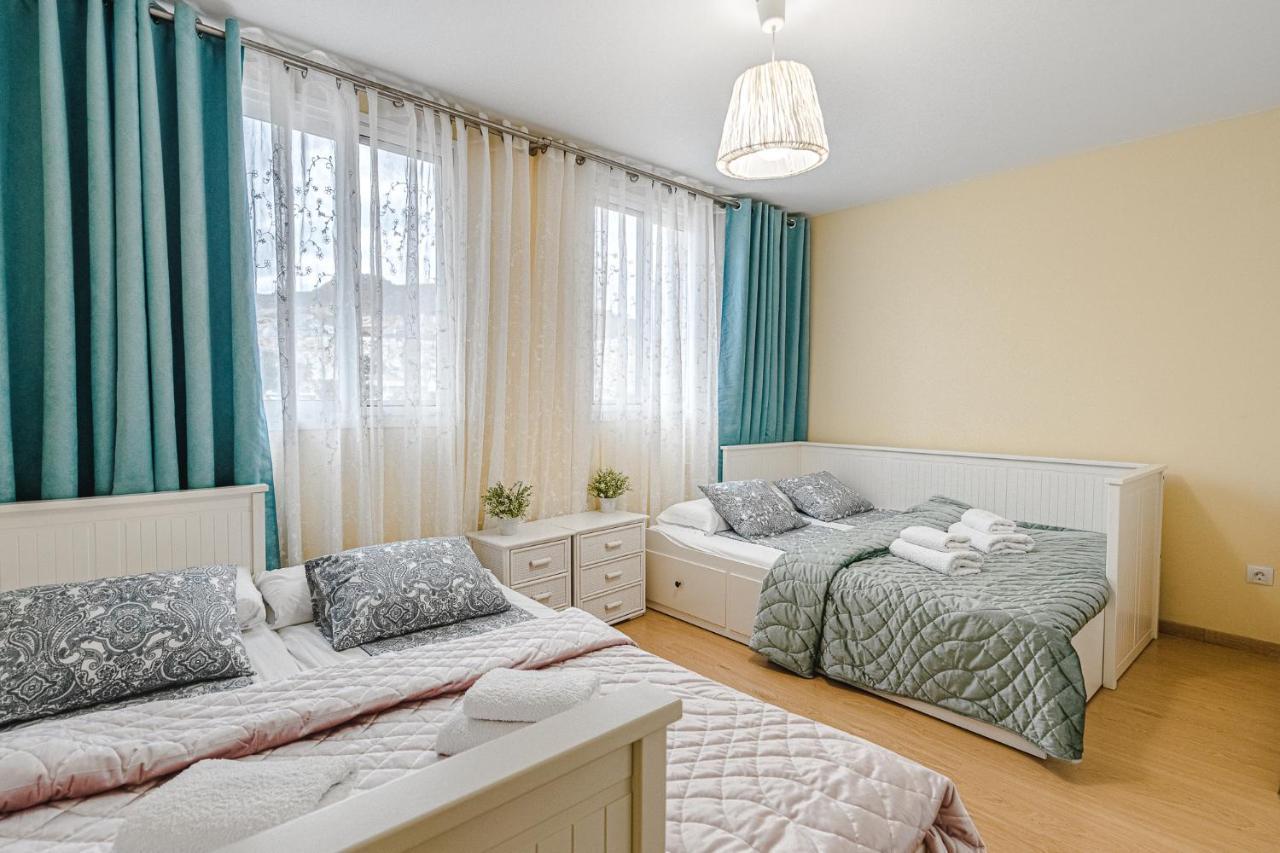 Yellow 3 Bedroom Large Apartment For 10 Guests Адехе Екстериор снимка