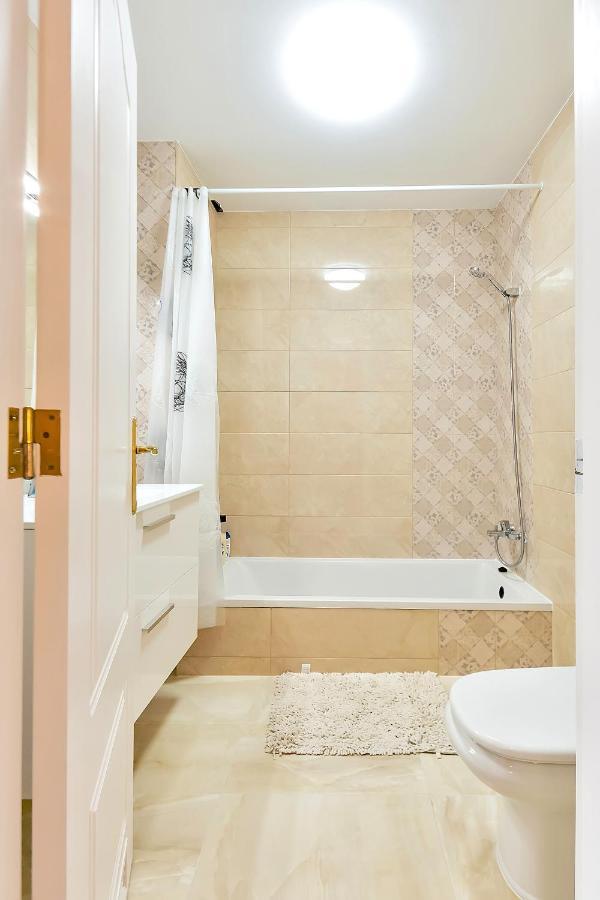Yellow 3 Bedroom Large Apartment For 10 Guests Адехе Екстериор снимка